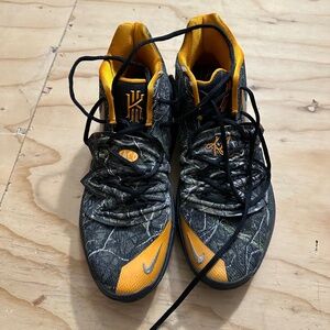 Mens Nike basketball sneakers